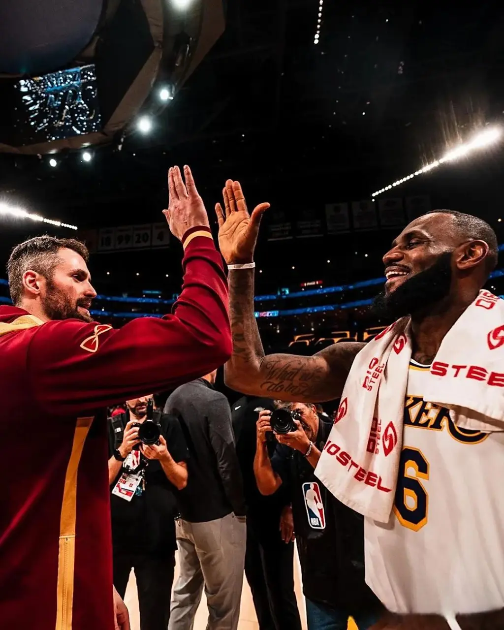 夏天多次亲, 地拥抱对方, 由于他们受 夏天多次亲, 地拥抱对方, 由于他们受